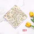 Vista detallada de pañuelo amarillo con estampado paisley sobre fondo de mármol. - Paisley Amarillo-Verde (001)
