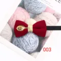 Farfalla da uomo bordeaux da sposo con ornamento in metallo dorato e nodo brillante, vista dettaglio. - Colore 003