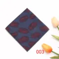 Gedetailleerde close-up van de elegante blauwe pochet met rood verenmotief voor heren. - 003 Blauwe en Rode Veer