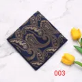 Vista detallada de un pañuelo de bolsillo azul marino con patrón de cachemira para hombre. - Paisley Azul Oscuro (003)