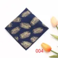 Donkerblauwe heren pochet met elegant goud veren patroon stijlvolle pak zakaccessoire. - 004 Donkerblauwe Gouden Veer