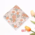 Detailopname van een elegant heren pochet met oranje bloemen en netjes afgewerkte randen. - 007 Roze Beige Bloemen