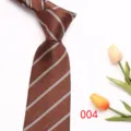 Primer plano de corbata a rayas marrones, elegante textura de tela para hombres de negocios. - Estilo 004
