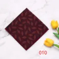 Pochette da taschino per abito da uomo con motivo geometrico bordeaux dettaglio. - Motivo Diamante Borgogna (010)