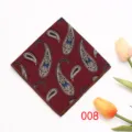 Gedetailleerde close-up van een bordeauxrode paisley pochet met bruine gerolde randen. - 008 Bordeauxrode Paisley