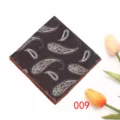 Gedetailleerd overzicht heren paisley pochet, elegante bruine zakdoek voor pak en stijl. - 009 Donkerbruine Paisley