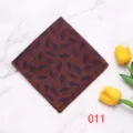 Vista dettagliata della pochette da abito aziendale da uomo con elegante motivo a foglia. - Stampa Foglia Rosso-Marrone (011)