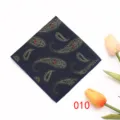 Gedetailleerd uitzicht van herenpochet met klassiek paisley-patroon op donkerblauwe stof. - 010 Blauwe Paisley