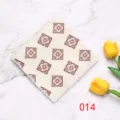 Vista dettagliata della raffinata pochette da uomo con motivo geometrico elegante. - Diamante Beige Marrone-Bianco (014)