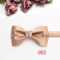Dettaglio ravvicinato di papillon con strass color oro champagne per matrimonio e abito formale - Oro champagne