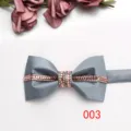 Papillon in raso grigio con strass oro rosa, elegante accessorio da sposa per uomo. - Grigio
