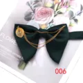 Farfallina verde scuro con catena dorata e ciondolo a foglia da uomo elegante stile casual. - Verde scuro