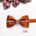 Primo piano del elegante farfallino da uomo in raso con dettagli di strass brillanti. - Bianco