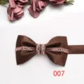 Dettaglio cravatta a farfalla in raso marrone, elegante accessorio matrimonio strass. - Marrone