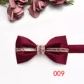 Dettaglio farfallino strass raso borgogna, elegante cravattino matrimonio sposo con cristalli luminosi. - Borgogna