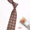 Vista dettagliata di una cravatta da uomo in poliestere con motivo paisley marrone. - Colore 007