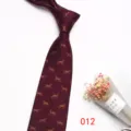 Vista dettagliata della cravatta da uomo retro bordeaux con cavalli, tessuto in seta poliestere classica. - 012