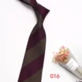 Primo piano dettagliato della cravatta da uomo a righe vintage con toni viola e marroni. - Colore 016