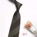 Dettaglio cravatta uomo a righe retro, seta poliestere verde scuro marrone, accessorio classico. - 017