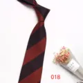 Vista dettagliata della cravatta a righe, tessuto poliestere vintage per abbigliamento. - Colore 018