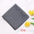 Gedetailleerd overzicht heren pochet, elegant geometrisch patroon polyester kostuumdoek. - 016
