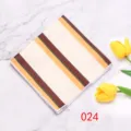 Detailopname van geometrisch gestreepte pochet in wit geel bruin, elegant pak accessoire. - 024