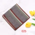 Gedetailleerd overzicht van een pochette met geometrische strepen op marmeren achtergrond. - 025