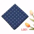 Detalle de pañuelo de bolsillo con tela azul, diseño floral blanco y tulipán decorativo. - L001
