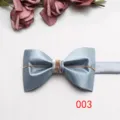 Vista dettagliata del farfallino azzurro con elegante catenina d'oro per abito formale. - Colore 003
