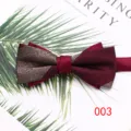Detalle en primer plano del elegante pajarita doble burdeos para hombre con textura. - Color 003