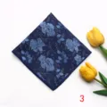 Pañuelo de bolsillo para hombre con exquito patrón floral, detalle azul elegante de traje. - Pañuelos de bolsillo 3