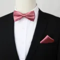 Roze vlinderdas en pochet set van gladde glanzende satijnstof voor formele heren pakken. - Roze