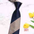 Primer plano detallado de una elegante corbata a rayas azul marino y caqui con jacquard. - 001