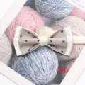 Gros plan de l'élégant noeud papillon pour homme blanc et beige à double couche élégant. - Couleur 010