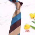Vista dettagliata della cravatta da uomo d'affari a righe jacquard blu e marrone. - Colore 005