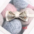Vue détaillée d'un élégant nœud papillon blanc double couche pour homme au motif cachemire fin. - Couleur 013