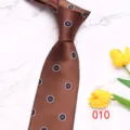 Vista dettagliata di una cravatta da uomo in jacquard marrone con motivo geometrico. - Colore 010