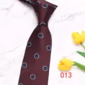 Cravatta da uomo in jacquard geometrico bordeaux, perfetta per occasioni di lavoro e formali. - Colore 013