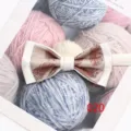Noeud papillon pour homme blanc avec motif de plumes marron pour costumes et mariages. - Couleur 020
