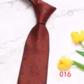Primo piano dettagliato di una cravatta marrone classica con delicati motivi geometrici. - Colore 016