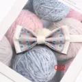 Vue détaillée d'un nœud papillon double pour homme à motifs blanc et rose, style costume. - Couleur 022