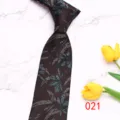 Dettaglio cravatta jacquard vintage uomo, tessuto con motivo floreale scuro, accessorio elegante. - Colore 021