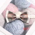 Vue détaillée d'un nœud papillon pour homme blanc double élégant à motif floral vintage. - 027