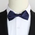 Klassieke donkerblauwe satijnen strik voor heren, ideaal voor formele pakken en bruiloften. - Kleur 010