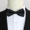 Zwarte heren vlinderdas met wit overhemd en pak, elegant formeel accessoire voor huwelijk. - Kleur 016