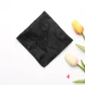 Nahaufnahme des schwarzen Jacquard-Einsteischeuchs mit elegantem Blattmuster für Herren. - Schwarzes Blättermuster