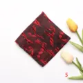 Vista detallada de un panuelo de bolsillo rojo retro en jacquard decorado con tulipanes. - Jacquard Retro Rojo