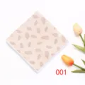 Detailopname van het heren pochette met fijn bladmotief en een nette afgewerkte rand. - 001