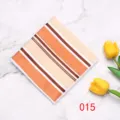 Primo piano di un'elegante pochette a righe con linee arancioni, marroni e bianche. - Rigato Arancione-Marrone (015)