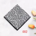 Primo piano dettaglio del fazzoletto da taschino uomo con motivo floreale in bianco e nero. - Colore 002